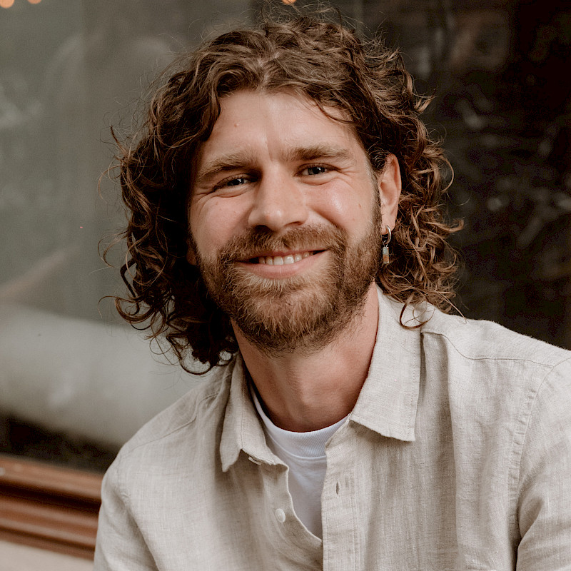 Portrait des Psychotherapeuten Benjamin Perterer